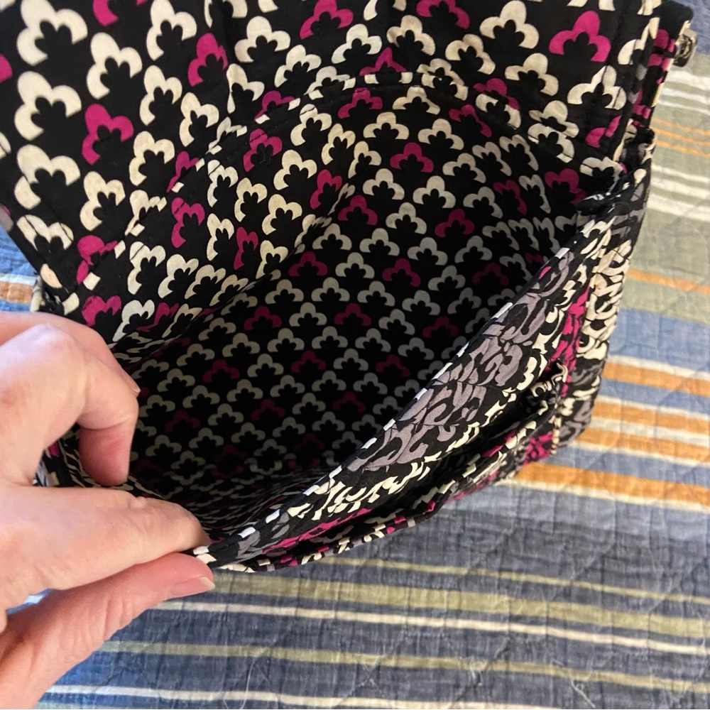 Vera Bradley Black and Pink Shoulder Bag with Vibrant Design - Picture 4 of 10